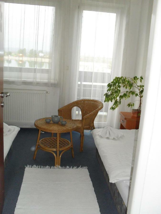 Hotel Fortuna Senec Camera foto